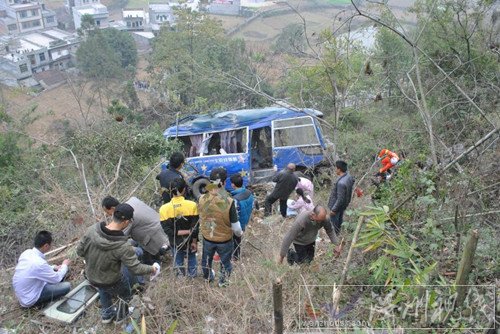 附近村民在事故现场救援