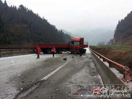 周家河隧道车祸现场图片