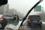 北京迎来2014年第一场雪 降雪给高速公路带来压力