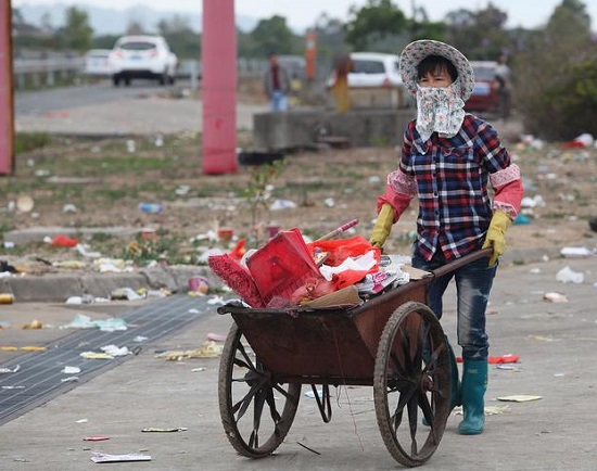 广东阳江高速服务区堆满生活垃圾 只有一位清洁工在打扫