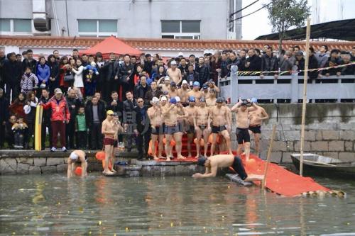 昔日垃圾河起死回生成游泳场