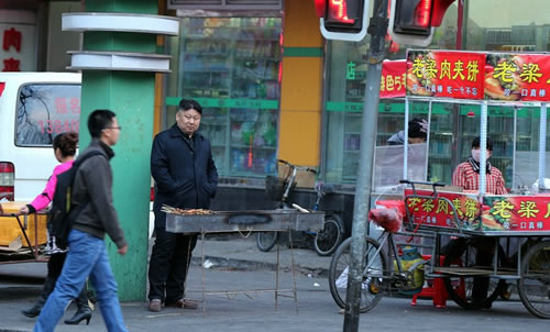 沈阳一名卖羊肉串的男子像金正恩