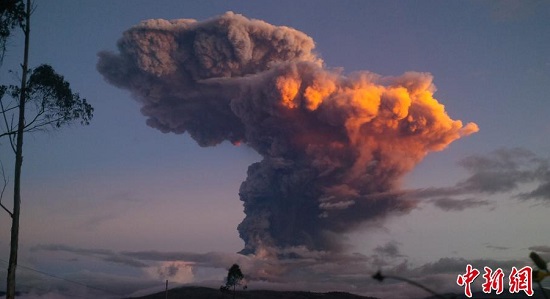 厄瓜多尔火山喷发图片 一座活火山喷10千米高烟柱