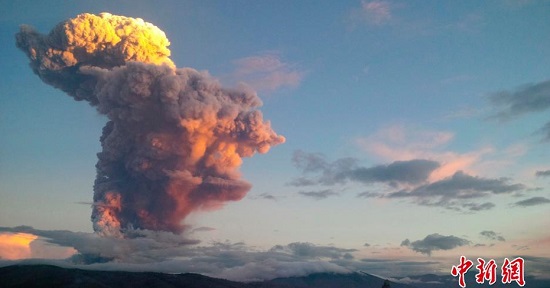 厄瓜多尔火山喷发图片 一座活火山喷10千米高烟柱