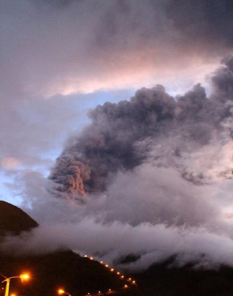 厄瓜多尔火山喷发图片 一座活火山喷10千米高烟柱