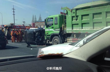 浦东济阳路车祸现场