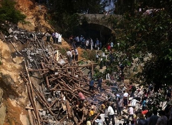 广东高州大桥坍塌 在建设的石拱桥坍塌5死8重伤