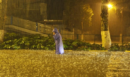 贵阳冰雹暴雨 道路出现严重积水