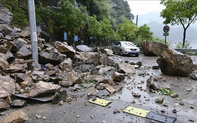 泽雅公路塌方