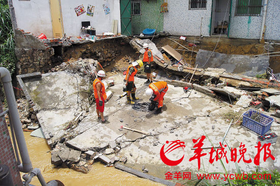 深圳暴雨孕妇被冲走