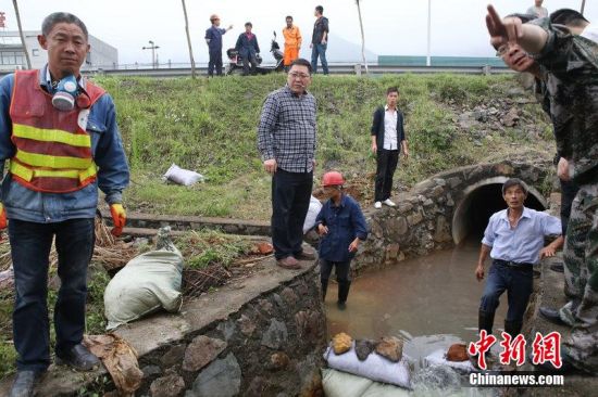 富春江水污染杭州市民担心杭州停水忙囤水