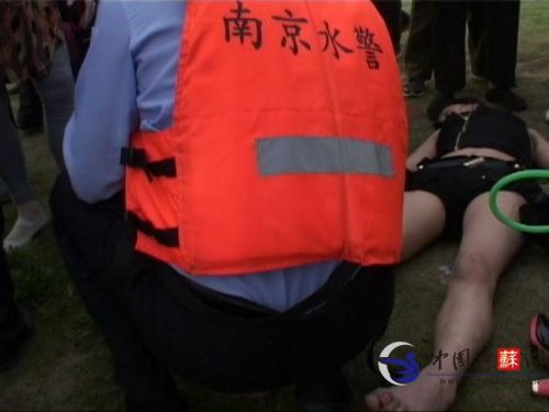 南京女子跳江被救家人扇民警耳光