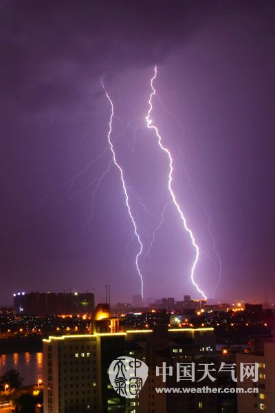 南宁雷阵雨：南宁夜空的闪电