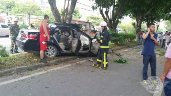 增城荔城大道车祸