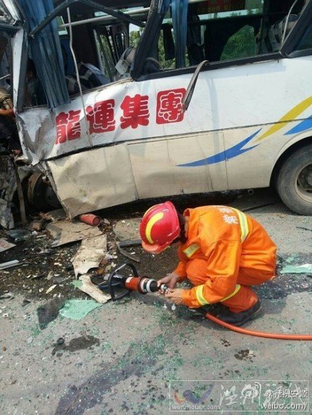 临岗公路加油站旁发生惨烈车祸