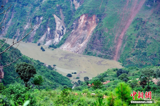 鲁甸县地震山体滑坡致牛栏江形成堰塞湖