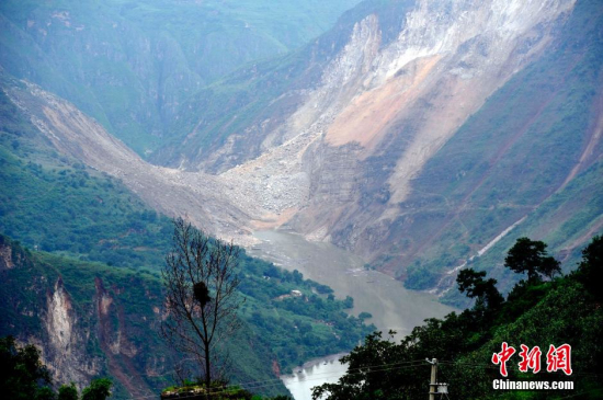 鲁甸县地震山体滑坡致牛栏江形成堰塞湖