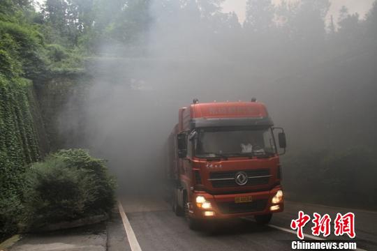 京昆高速广元分水岭隧道车祸