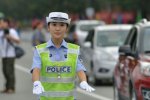 陕西美女交警爆红 美女交警在汉中执勤