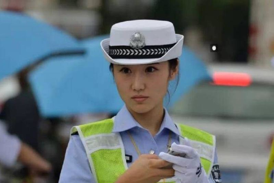 陕西美女交警爆红