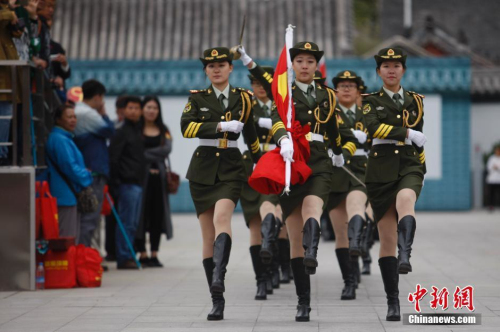 高校女生国旗护卫队举行阅兵