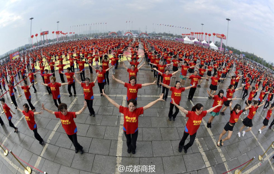 成都万人齐跳小苹果广场舞