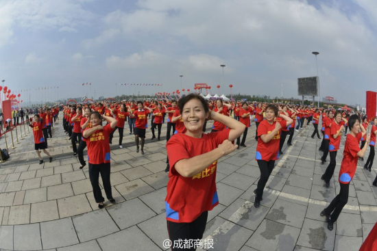 成都万人齐跳小苹果广场舞