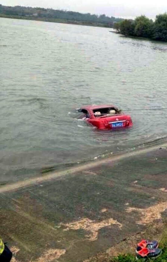 夫妻暴雨开车冲入水库身亡