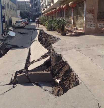 乐清市乐成街道双雁路路基坍塌事故现场图片