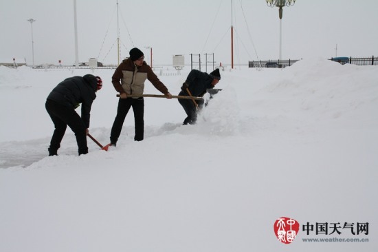 黑龙江抚远暴雪积雪深度达1米