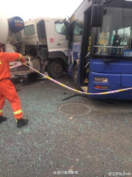 瓯海大道路口发生车祸