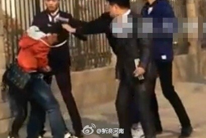 男子当街暴打女友被群殴