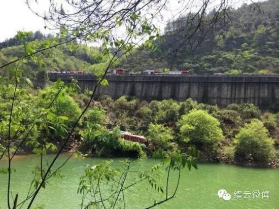 浙江台金高速客车坠崖车祸现场图片