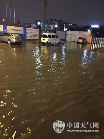  广州遭暴雨突袭多地水浸街