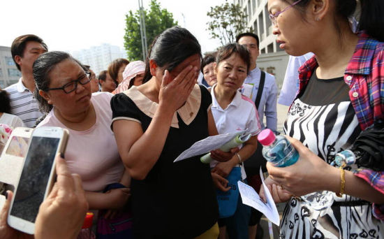 学生弃考玩失踪妈妈在考场外哭