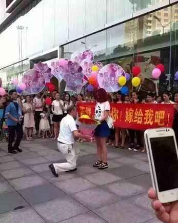 60后大叔求婚90后成功