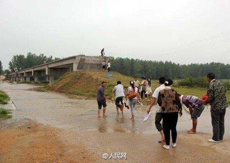 晚吐槽：湖北奇葩大桥不建引桥 村民过桥靠爬