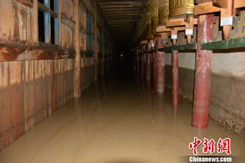 四川阿坝县因暴雨发生泥石流