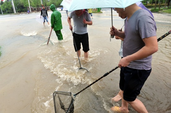 江苏扬州遭遇暴雨