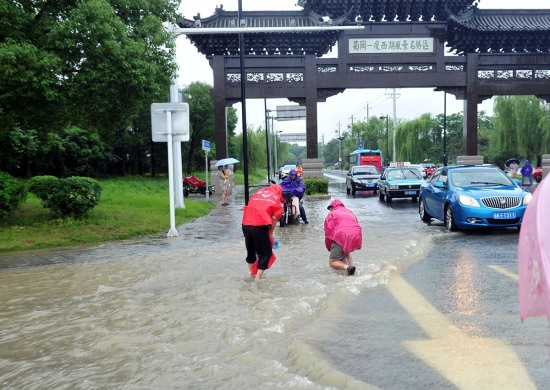 江苏扬州遭遇暴雨