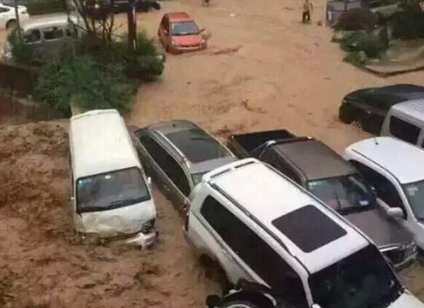 巫溪暴雨引发山洪