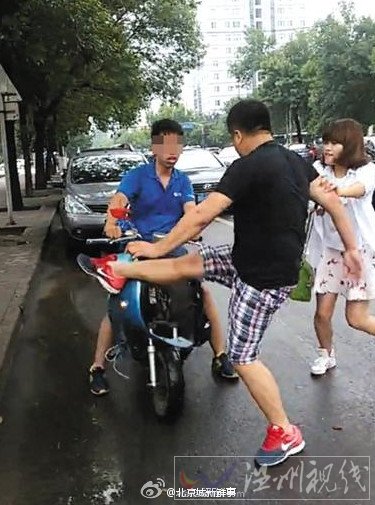 黑衣男子拦路抢车