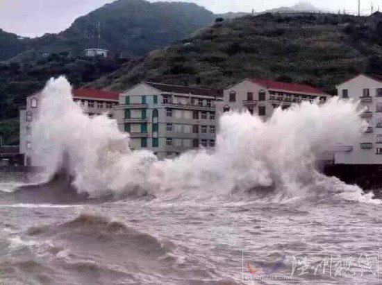 超强台风灿鸿登陆前洞头浪高十几米