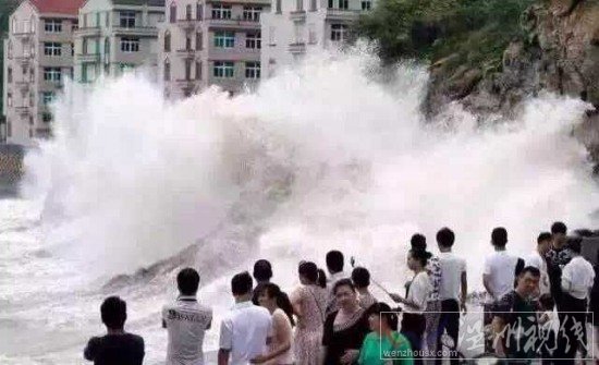 超强台风灿鸿登陆前洞头浪高十几米