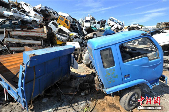 厦门汽车坟场堆积上千辆报废车