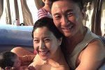 李允美水中分娩生下二女儿