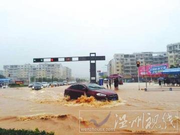 南充暴雨致市区出现严重内涝