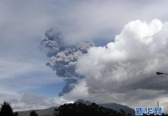 科多帕希火山喷发