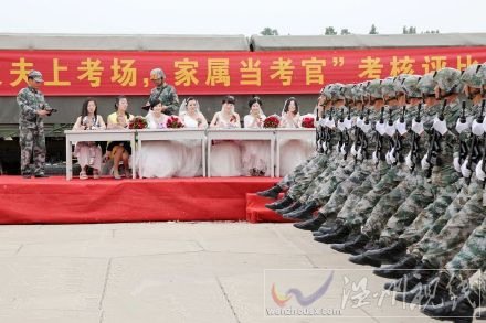 阅兵战士求婚图片