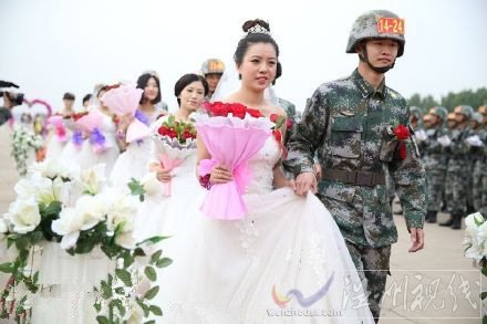 阅兵的战士集体求婚